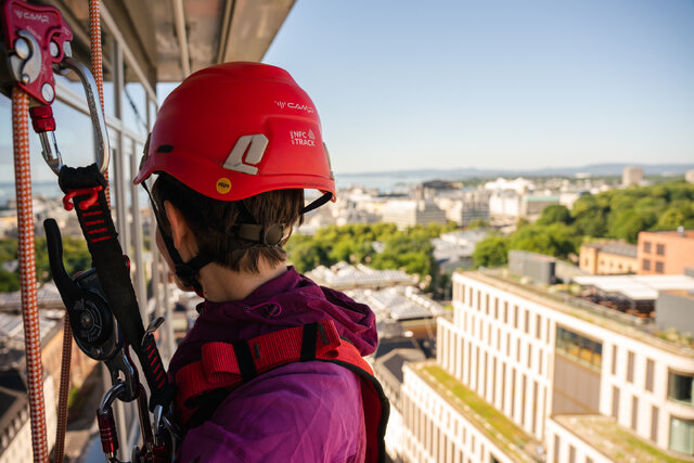 Nyhet i Norge - arbeidshjelmer med Mips. Med denne ekstra teknologien oppfyller Mips-systemet ikke bare gjeldende sikkerhetsstandarder, men overgår dem. Hjelmene er godkjent etter både EN397 og EN50365 og kommer med hakestropp, noe som gir den allsidighet mot alle bransjer og bruksområder. 
